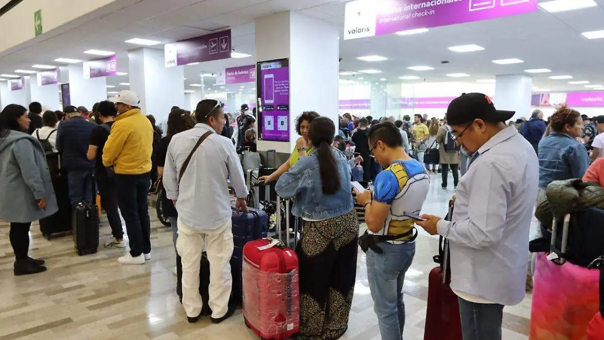 Aerolíneas deben reubicar a afectados por cancelación de vuelos por ceniza, aclara Profeco